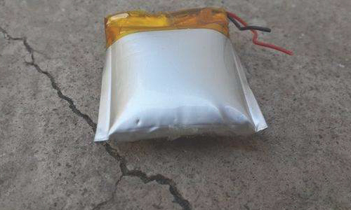 <b>333体育鼓包的原因，333体育包鼓包了还能用吗?</b>